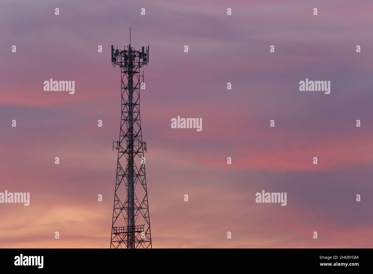 Telefonturm auf Abendwolke und Dämmerung Himmel Hintergrund, haben Kopieplatz für Design in Ihrer Arbeit. Stockfoto