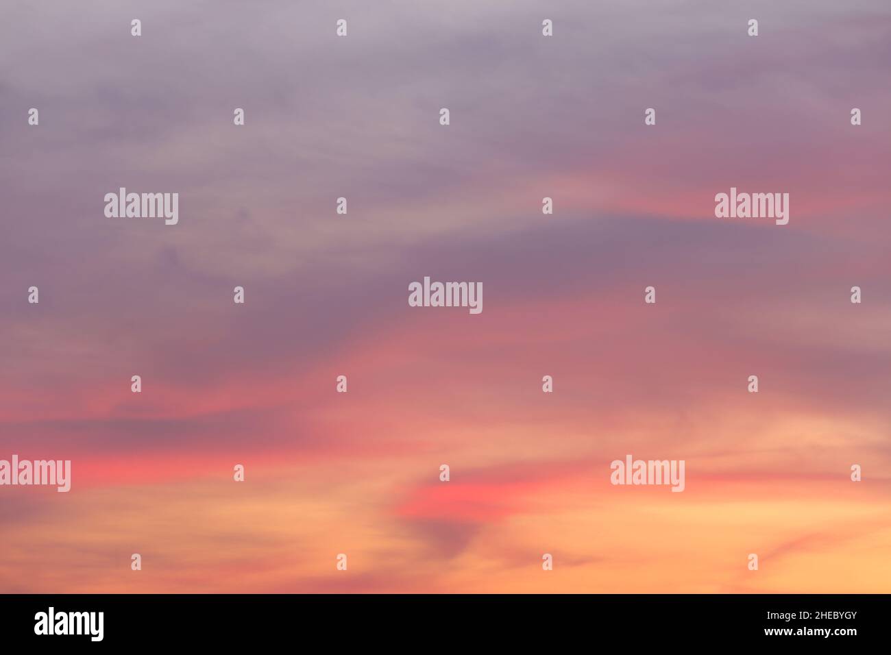 Himmel und Wolken nach Sonnenuntergang, Dämmerung Himmel Ansicht für natürliche Landschaft Design. Stockfoto