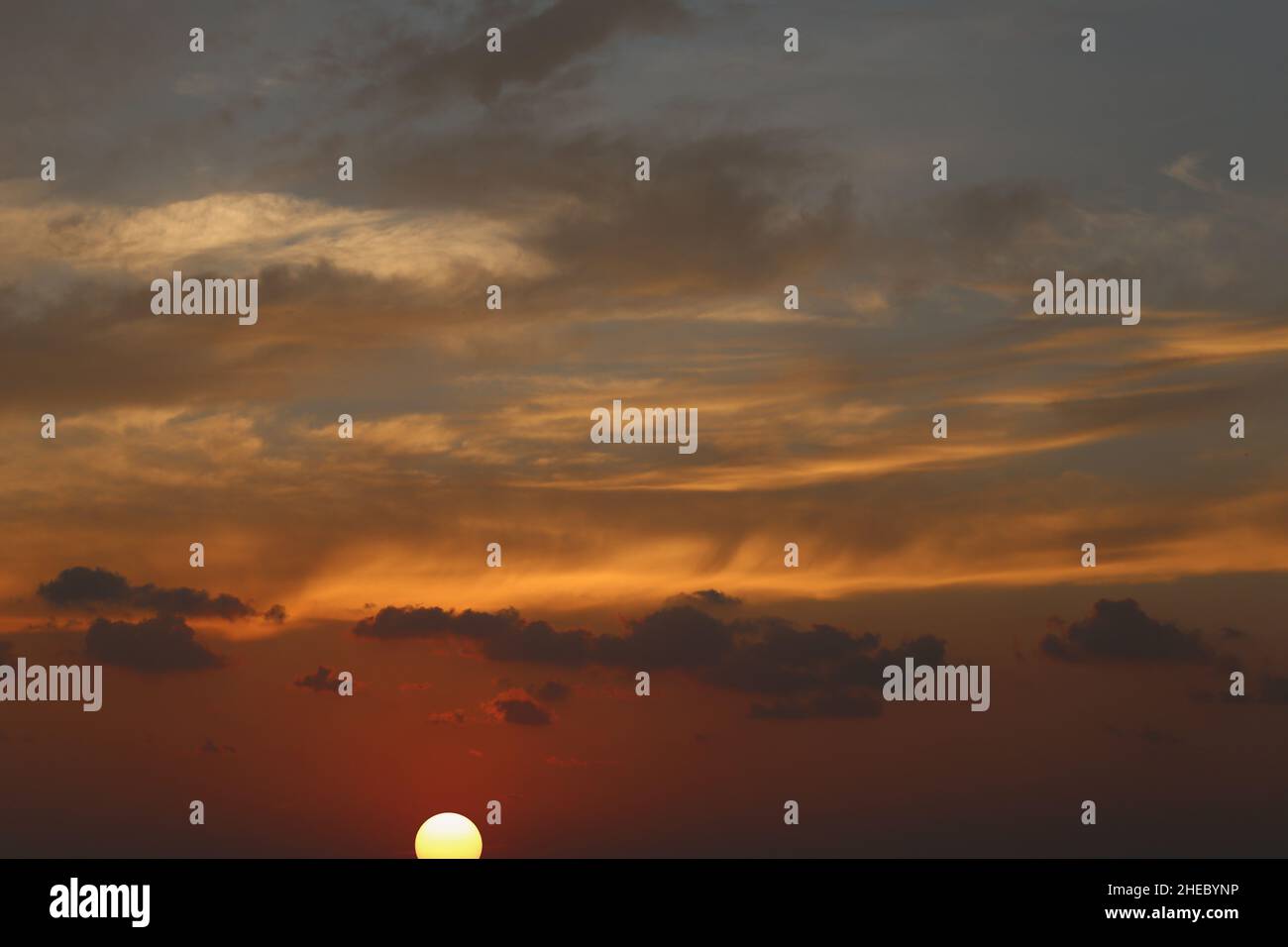 Himmel und Wolken des Sonnenuntergangs, Blick auf den Himmel in der Dämmerung für natürliches Landschaftsdesign. Stockfoto