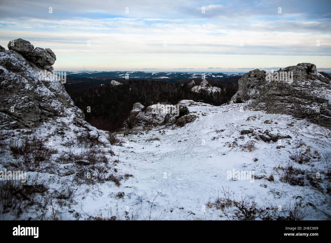 Blick auf den flachen Gipfel auf der Hügelspitze im Winter, schneebedeckte Felsen und Pflanzen, verschneite Winterlandschaft Stockfoto