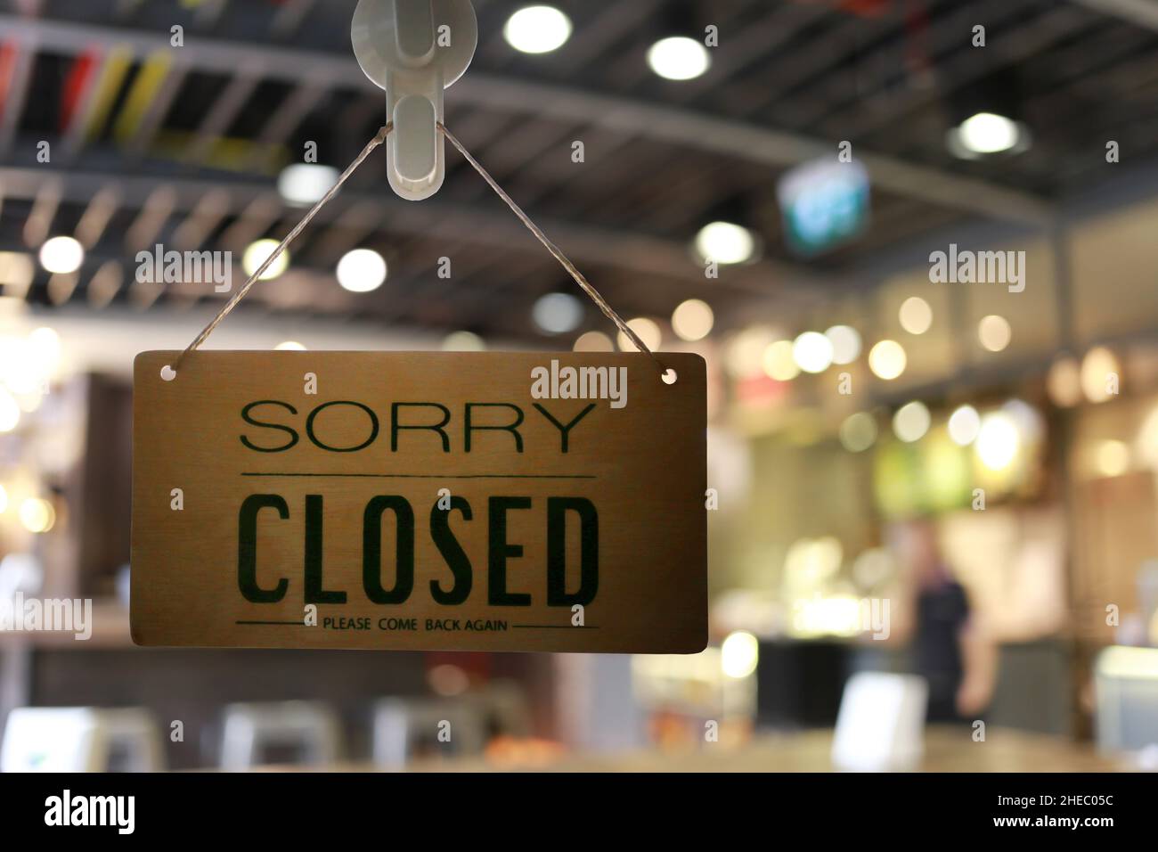 Geschäft geschlossen von Schaufenster Schild, Restaurant zeigt den Schließstatus. Stockfoto