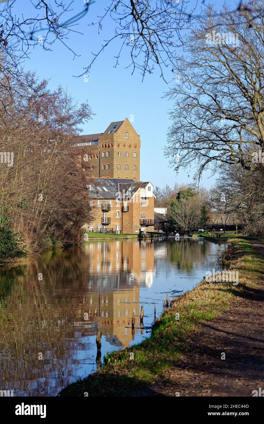 Coxes Lock Mill Apartments am Fluss Wey Navigation Kanal an einem sonnigen Wintertag Addlestone Surrey England UK Stockfoto