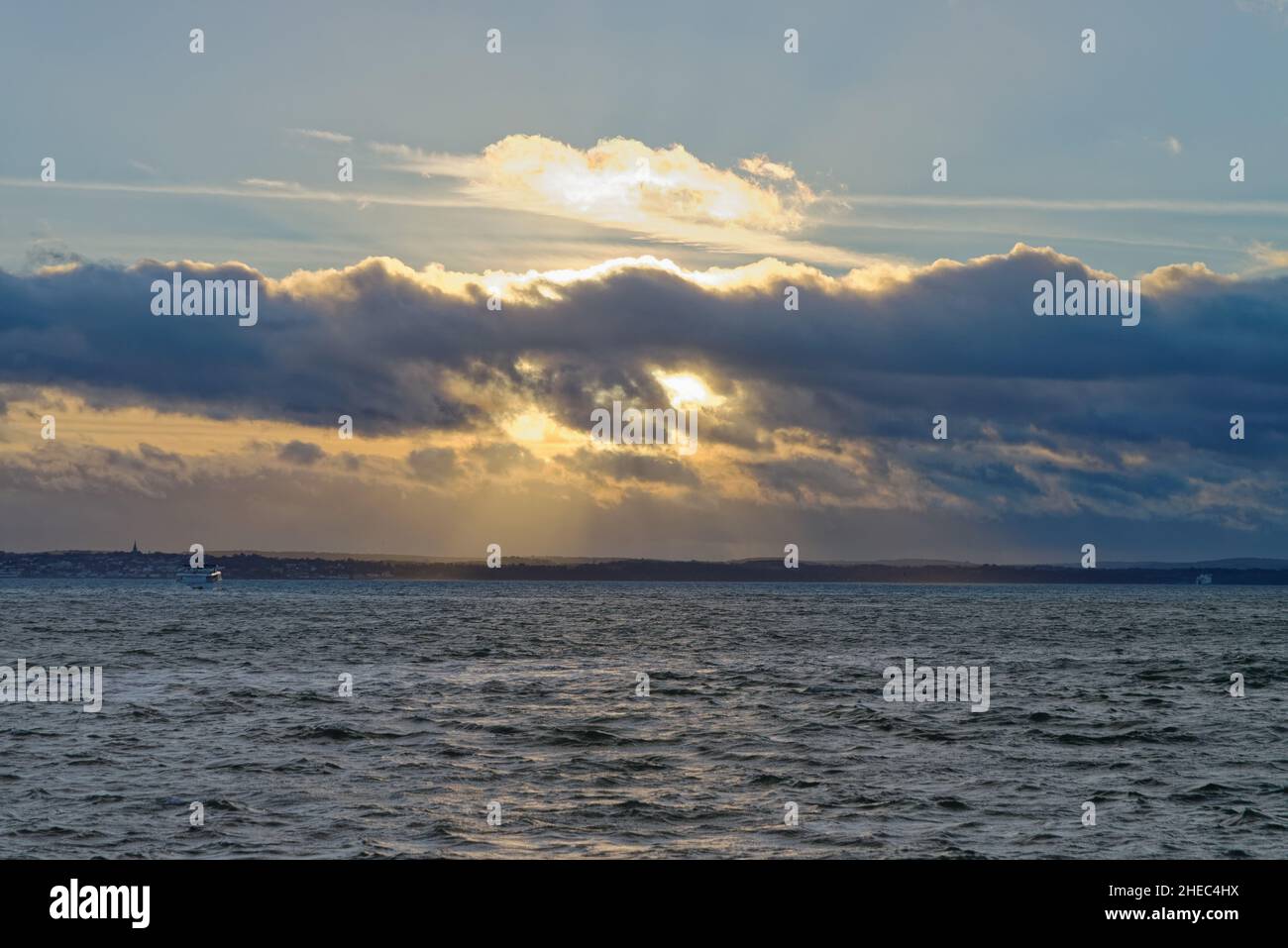 Ein dramatischer Winterhimmel und Sonnenuntergang über Spithead mit Blick auf die Isle of Wight, von Portsmouth Hampshire England aus gesehen Stockfoto