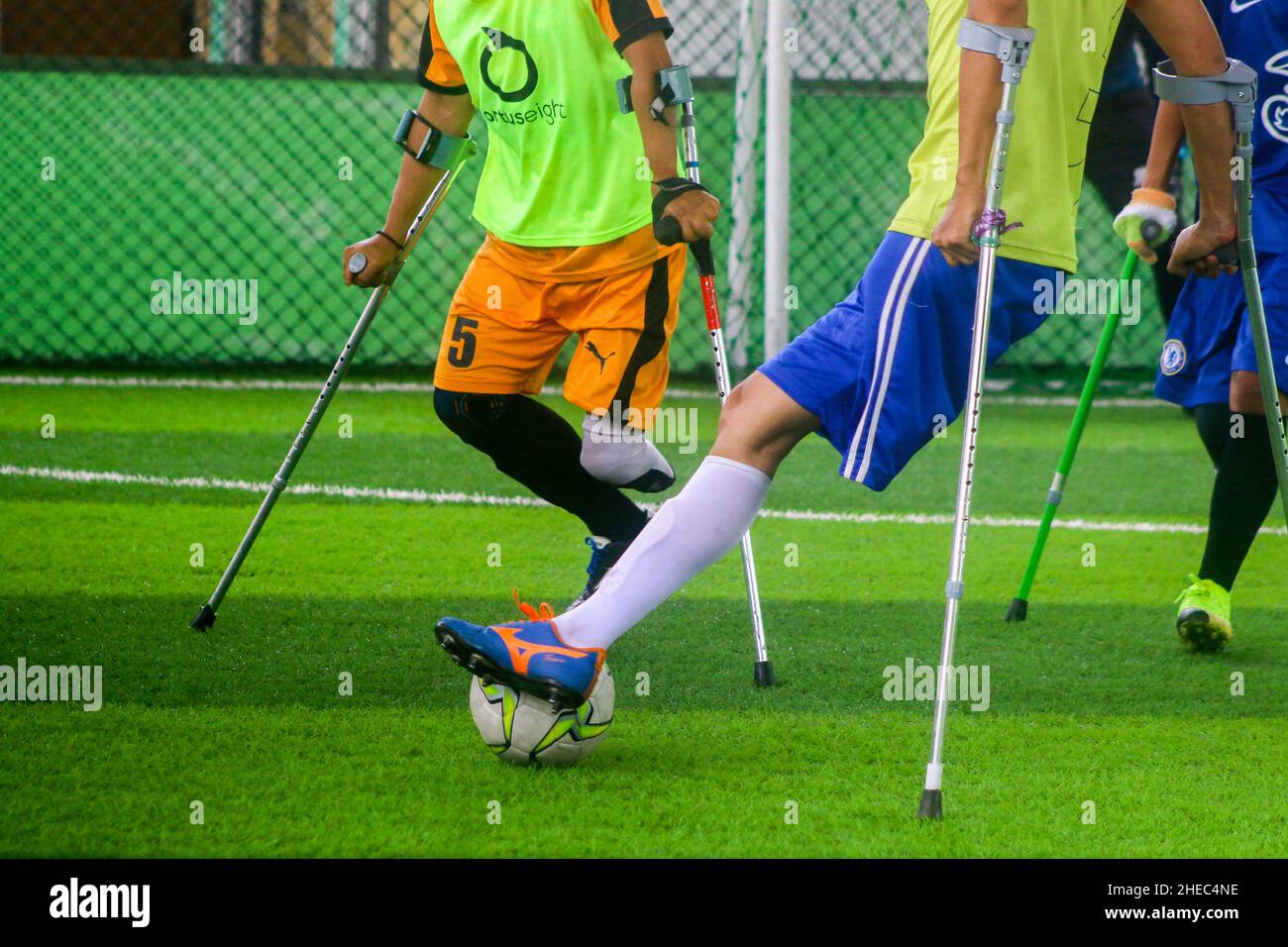 Bogor, Indonesien. 09th Januar 2022. Indonesische amputierte Fußballspieler nehmen am 9. Januar 2022 an einer Trainingseinheit auf einem Feld in Bogor Teil. Die Übung wurde als Vorbereitung auf die Auswahl der indonesischen Nationalspieler durchgeführt. (Foto von Andi M. Ridwan/INA PhotoAgency/Sipa USA) Quelle: SIPA USA/Alamy Live News Stockfoto