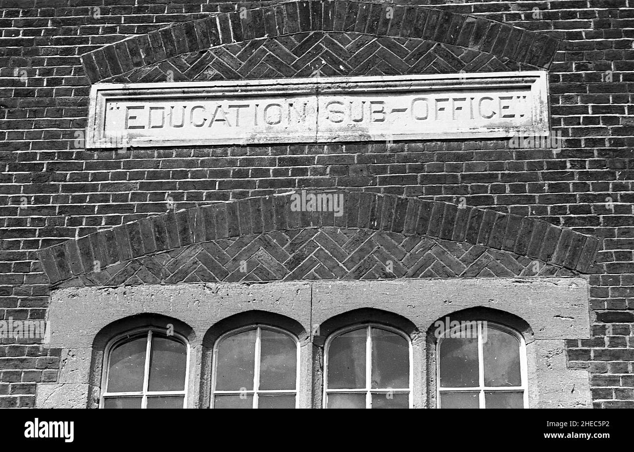 1950s, historisch, Außenansicht eines Gebäudes mit den Worten, Education Sub Office, eingraviert in einen Steineinsatz in eine Ziegelmauer, Thame, Oxon, England, Großbritannien. Stockfoto