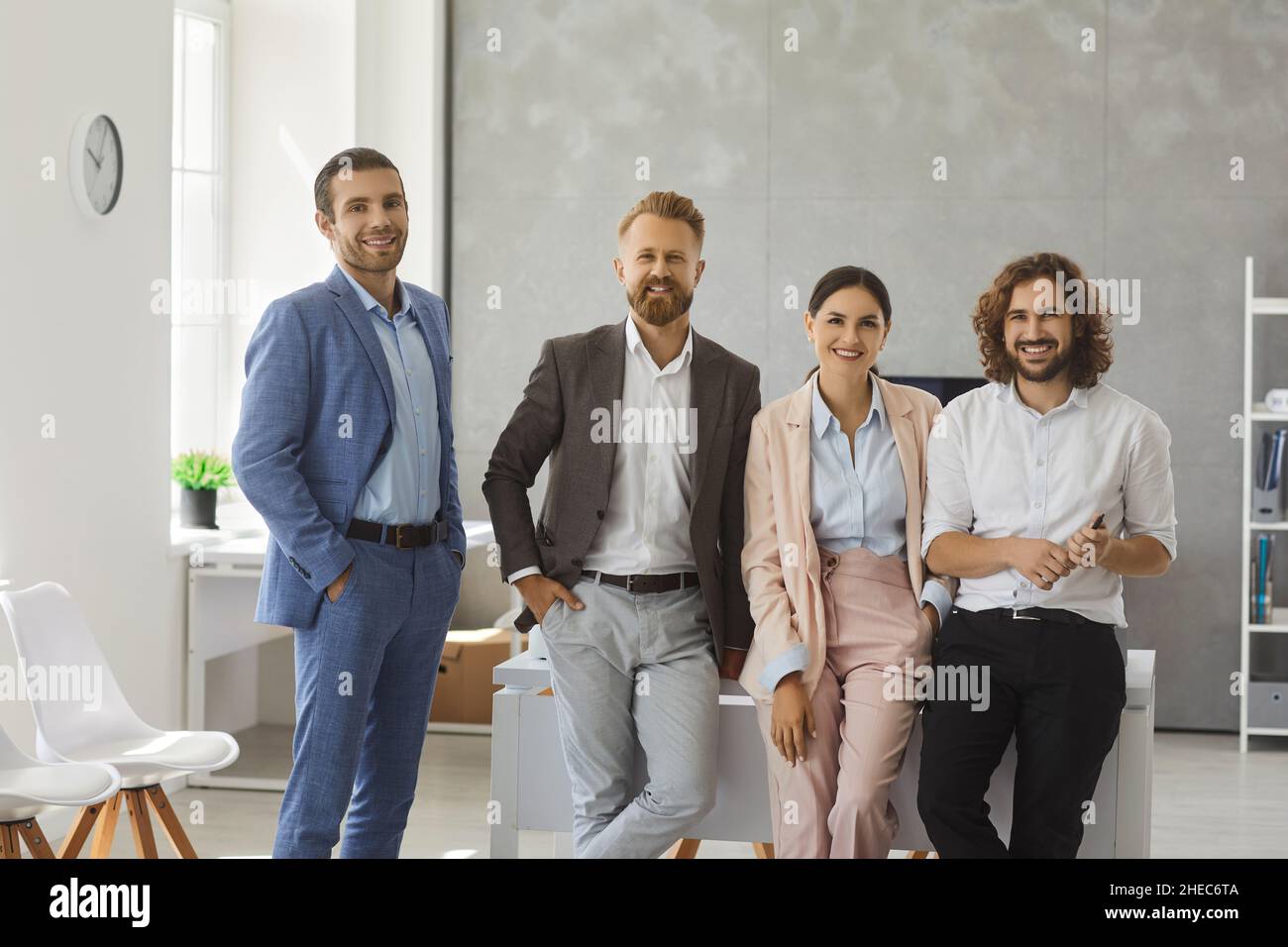 Porträt von lächelnden, vielfältigen Geschäftsmitarbeitern im Büro Stockfoto