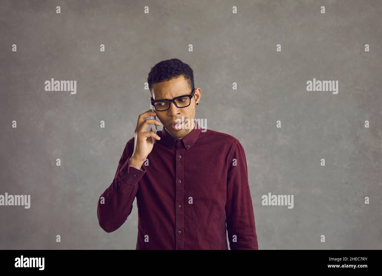 Schockierende Nachrichten am Telefon, überrascht, dass der Typ erstaunliche Nachrichten am Telefon bekam. Stockfoto