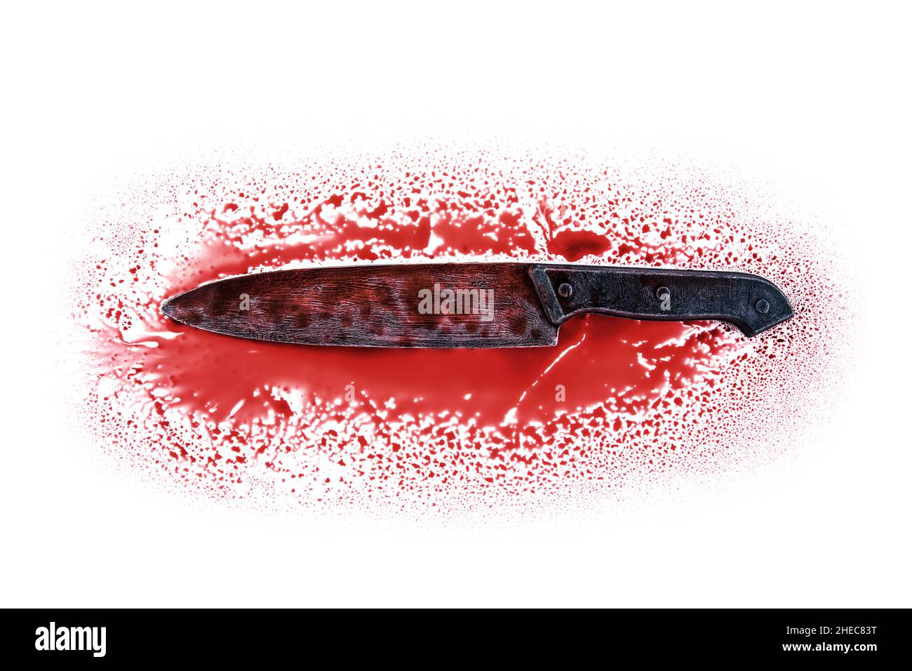 Messerklinge in rotem Blut auf weißem Hintergrund Stockfoto