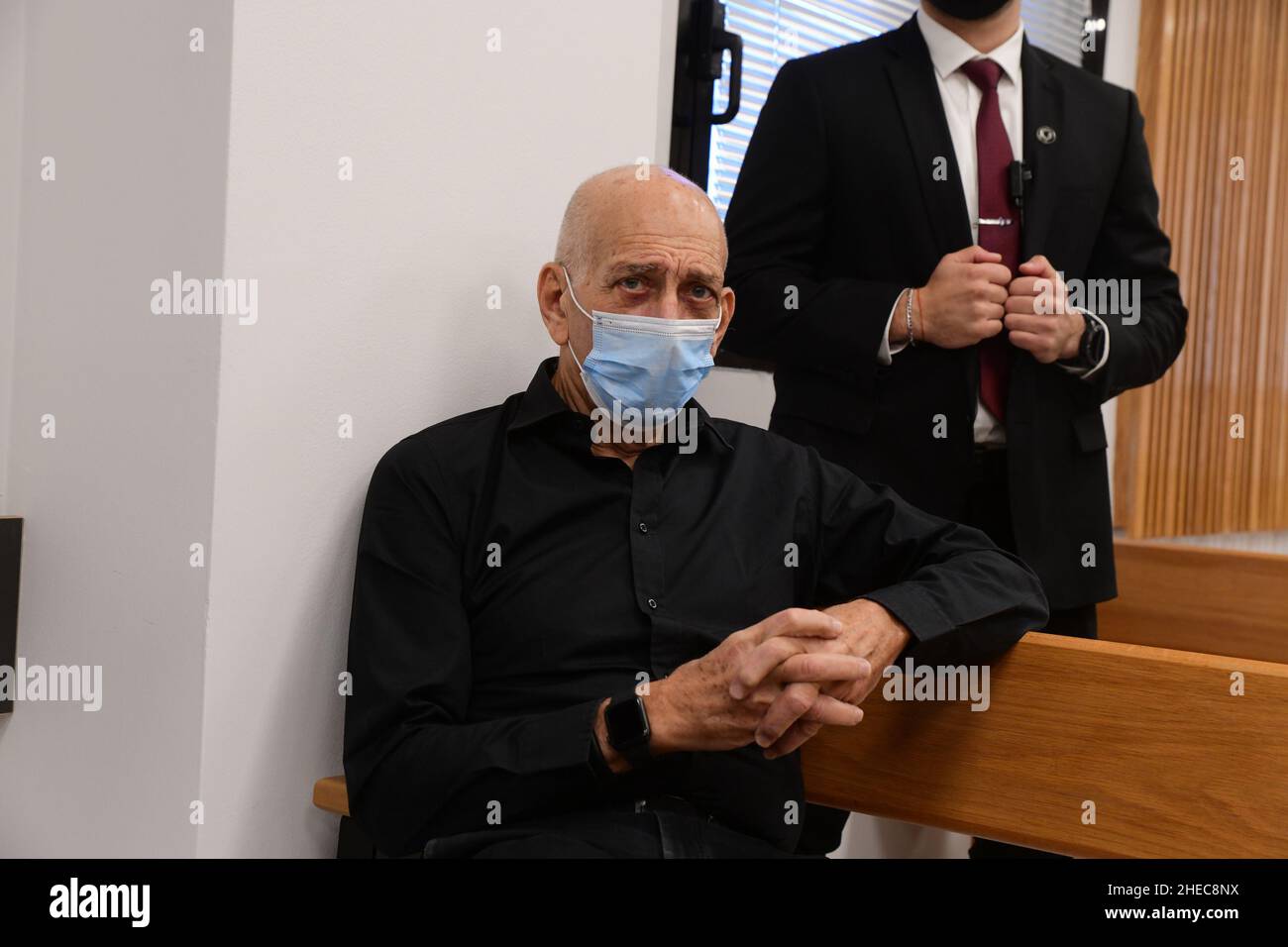 Tel Aviv, Israel. 10th Januar 2022. Der ehemalige israelische Premierminister Ehud Olmert wird am Montag, den 10. Januar 2022, in Tel Aviv, Israel, während einer Vorverhandlung im Verleumdungsverfahren vor dem Amtsgericht Tel Aviv gesehen. Der ehemalige israelische Premierminister Benjamin Netanjahu reichte eine Klage gegen den ehemaligen Premierminister Ehud Olmert ein. Pool Foto von Avshalom Sassoni/UPI Kredit: UPI/Alamy Live News Stockfoto