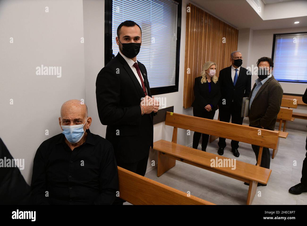 Tel Aviv, Israel. 10th Januar 2022. Der ehemalige israelische Premierminister Ehud Olmert (L) wird am Montag, dem 10. Januar 2022, in einer Vorverhandlung in der Verleumdungsklage in Tel Aviv, Israel, vor dem Richtergericht in Tel Aviv gesehen. Der ehemalige israelische Premierminister Benjamin Netanjahu (2nd, R) reichte eine Klage gegen den ehemaligen Premierminister Ehud Olmert ein. Pool Foto von Avshalom Sassoni/UPI Kredit: UPI/Alamy Live News Stockfoto