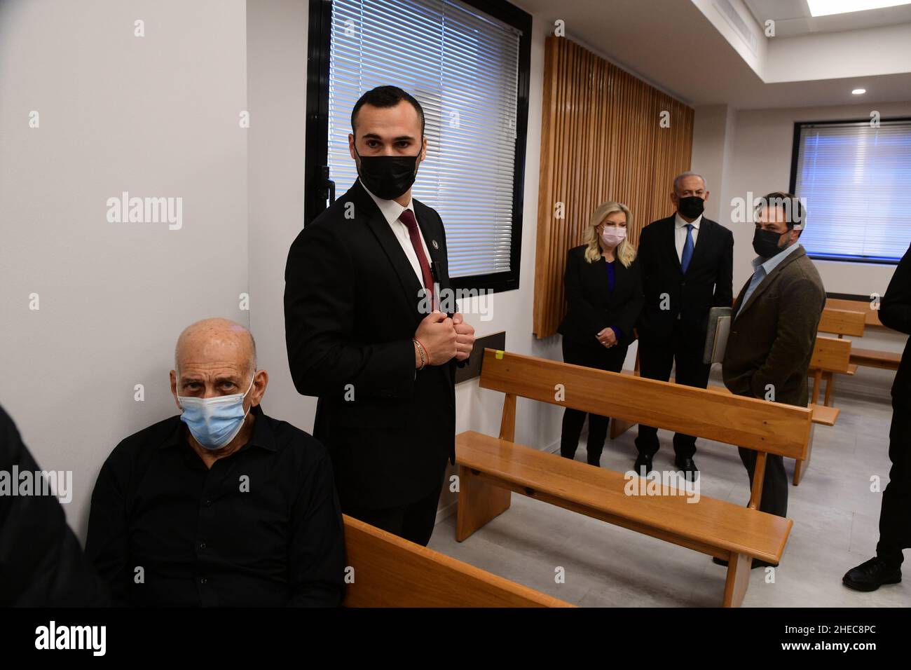 Tel Aviv, Israel. 10th Januar 2022. Der ehemalige israelische Premierminister Ehud Olmert (L) wird am Montag, dem 10. Januar 2022, in einer Vorverhandlung in der Verleumdungsklage in Tel Aviv, Israel, vor dem Richtergericht in Tel Aviv gesehen. Der ehemalige israelische Premierminister Benjamin Netanjahu (2nd, R) reichte eine Klage gegen den ehemaligen Premierminister Ehud Olmert ein. Pool Foto von Avshalom Sassoni/UPI Kredit: UPI/Alamy Live News Stockfoto