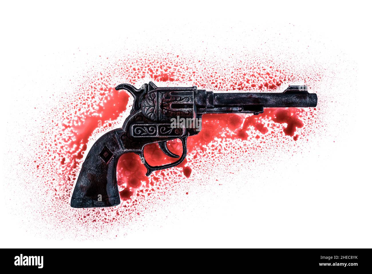 Alte schwarze Revolver Pistole in rotem Blut auf weißem Hintergrund Stockfoto