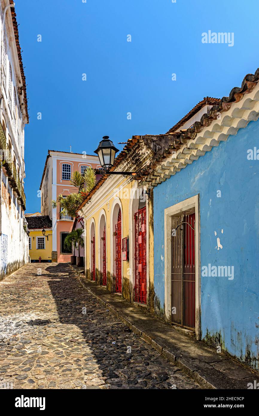 Farbenfrohe Fassaden von Häusern im Kolonialstil in einer Kopfsteinpflasterstraße im Viertel Pelourinhin in Salvador, Bahia Stockfoto