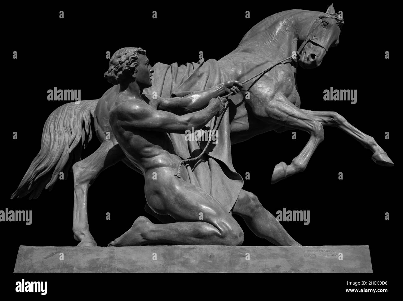 Pferd und Mann antike Skulptur der Anitschkow-Brücke in Sankt Petersburg. Monument isoliert auf schwarzem Hintergrund Stockfoto