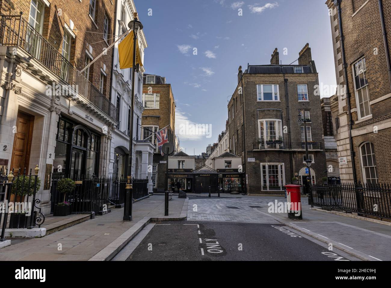 Blick auf die Savile Row in Richtung Burlington Gardens, Mayfair, London, Großbritannien Stockfoto