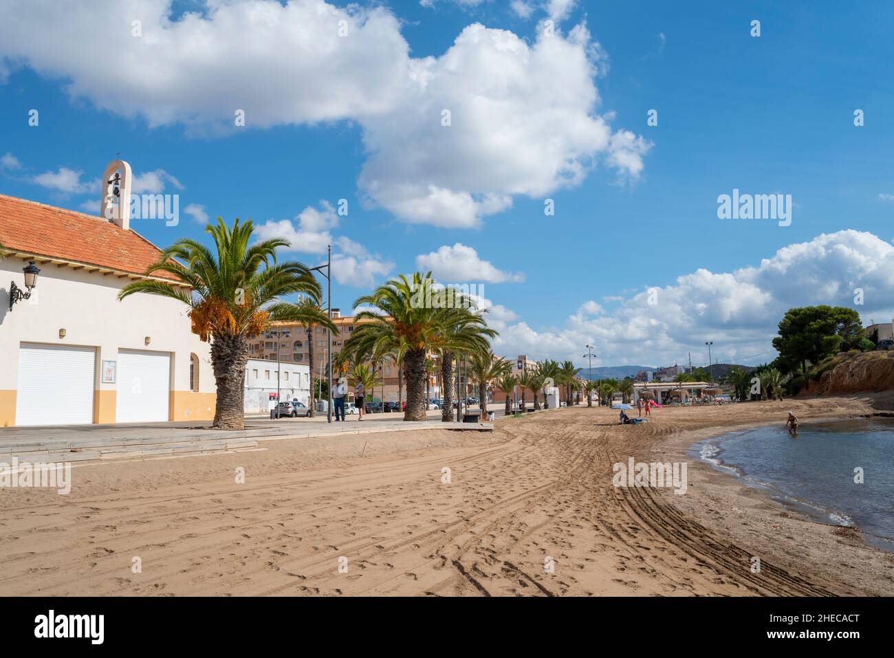 Playa de la Ermita, eine Bucht in Puerto de Mazarron, Region de Murcia, Costa Calida, Spanien. Mediterrane Meeresbucht. Kirche Ermita de Bahía. Besucher Stockfoto