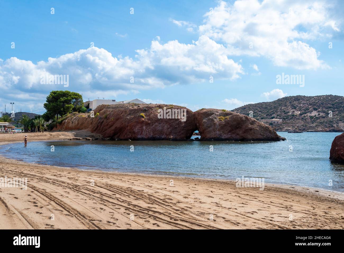 Playa de la Ermita, eine Bucht in Puerto de Mazarron, Region de Murcia, Costa Calida, Spanien. Mediterrane Meeresbucht. Rock mit Höhle und La Isla Insel Stockfoto