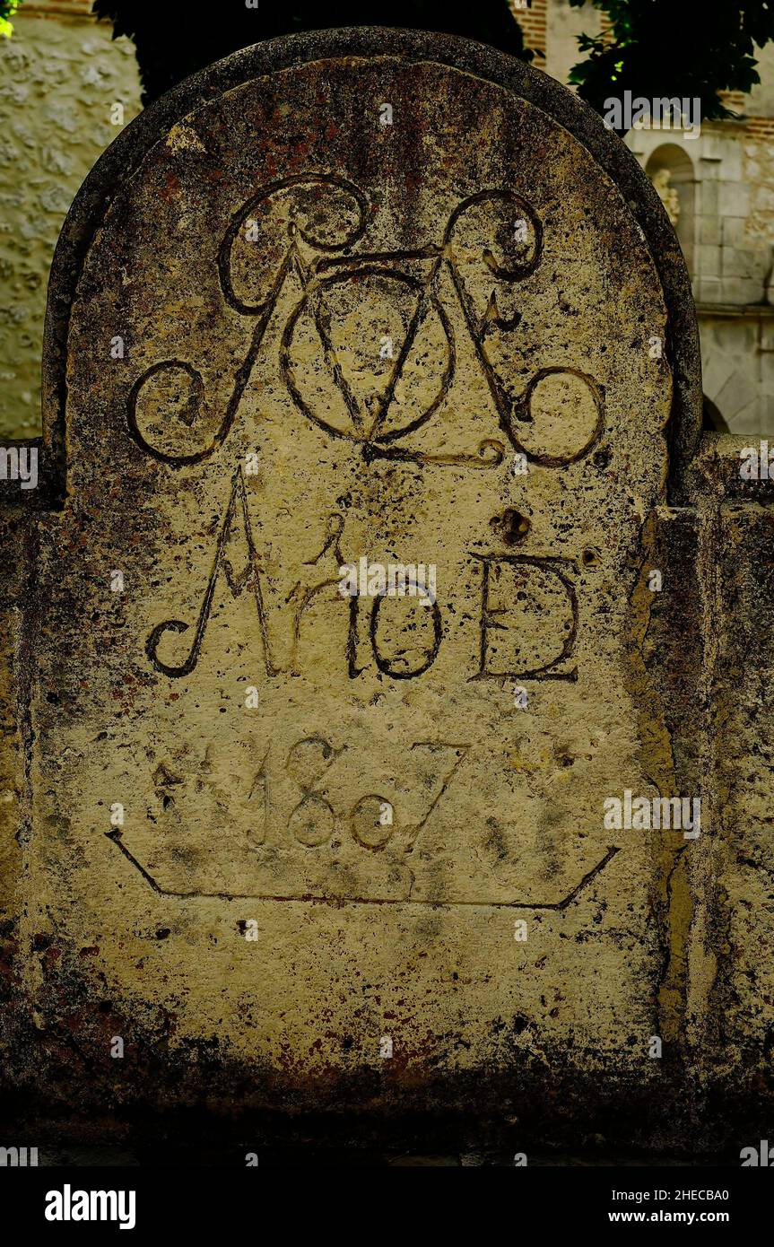 Lapida mit Inschrift auf einem Brunnen in Cuellar, Segovia. Stockfoto