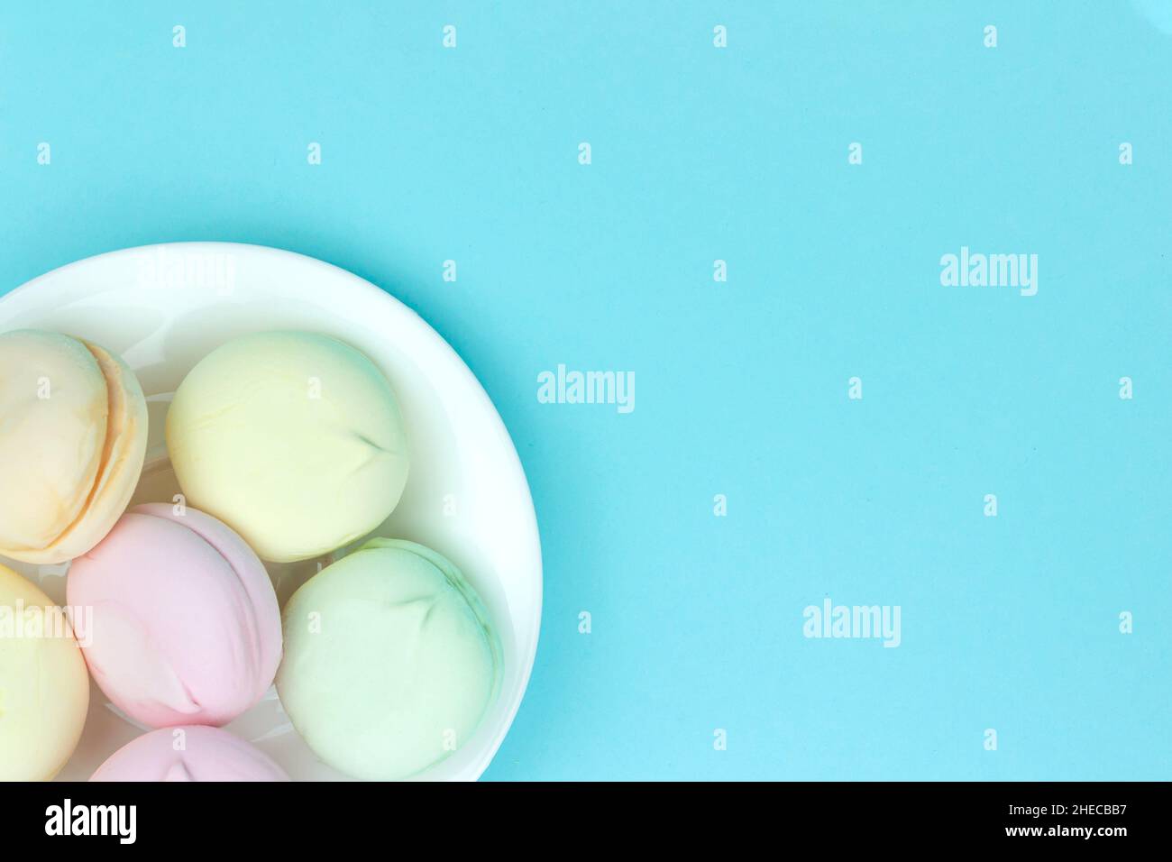 Verschiedene Mini-grüne, rosa und orange geschwollene Sumpflaibchen sehen aus wie Makronen. Eine Menge handgemachter Marschmeichs Stockfoto