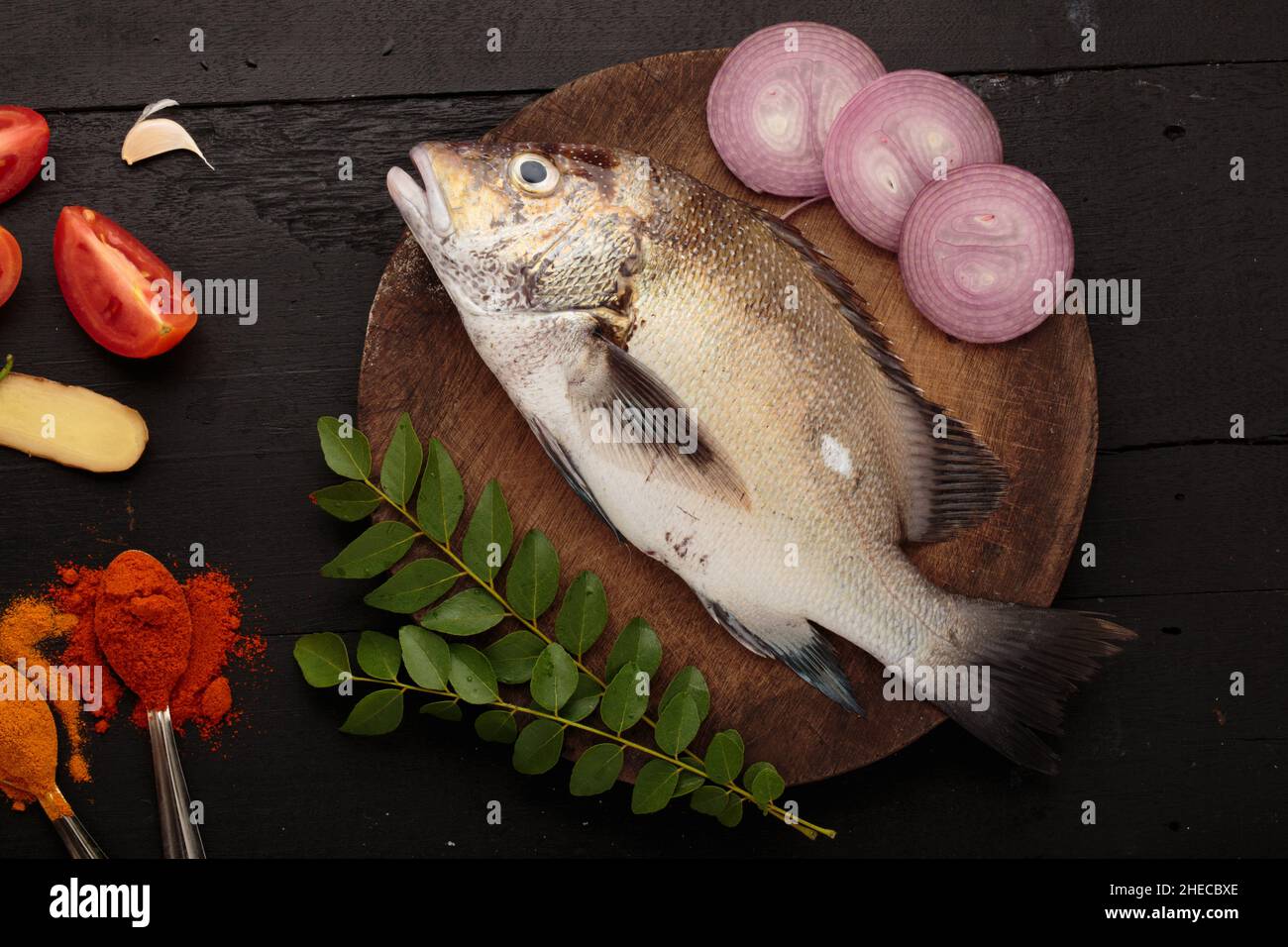 Frischer roher Fisch und Lebensmittelzutaten, traditionelle Kerala-Art Fisch-Kerrikochküche Stockfoto