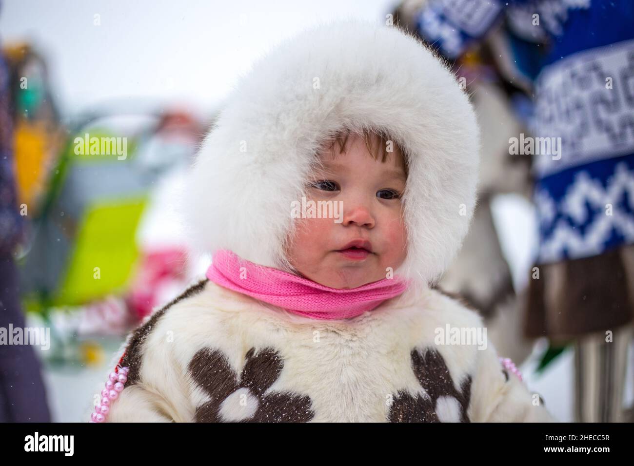 Ein Kind in der Nationaltracht der Chanten bei einem traditionellen Feiertag im Norden. Russland, Kogalym-31.03.2018 Stockfoto