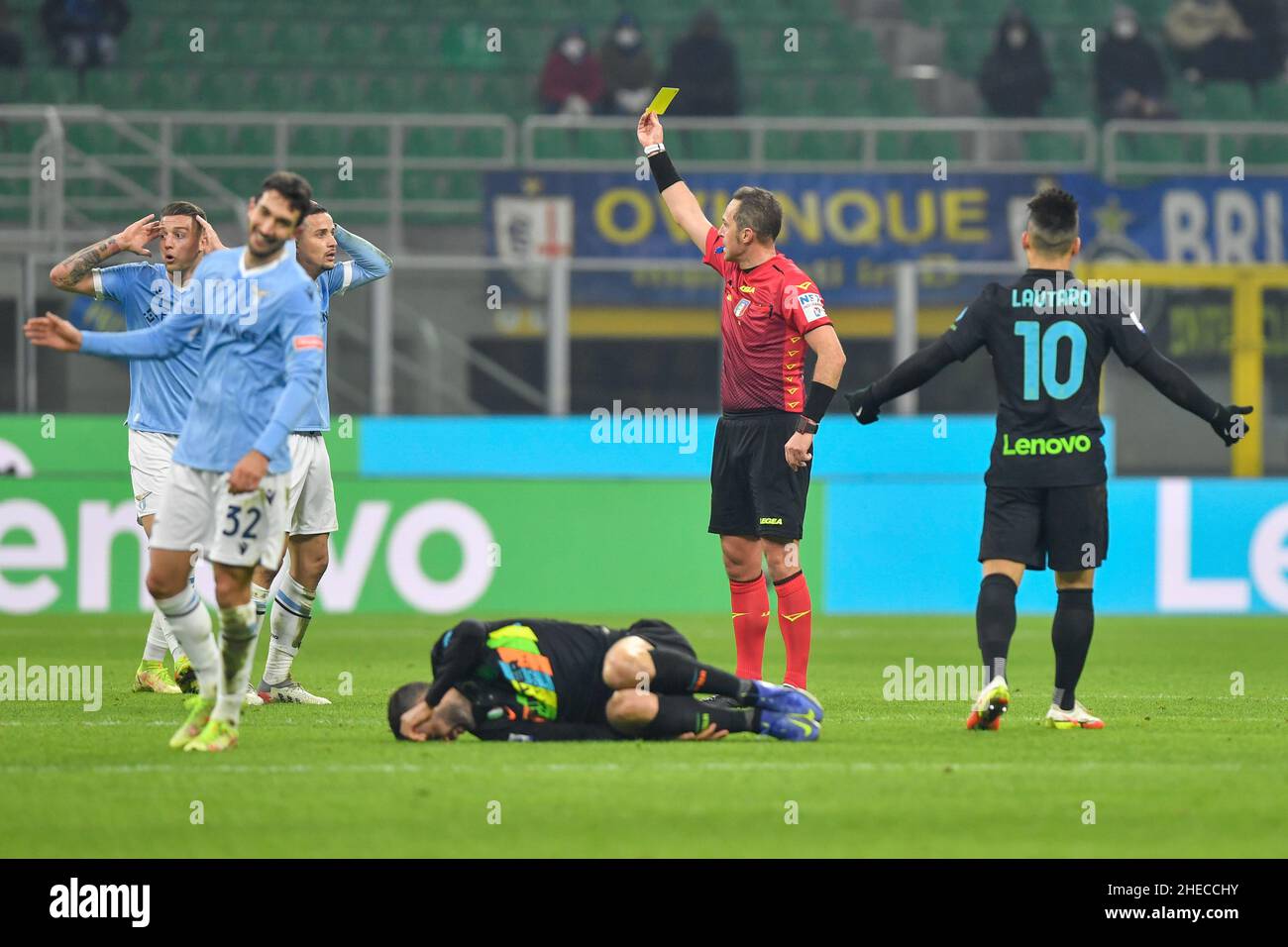 Mailand, Italien. 09th Januar 2022. Schiedsrichter Luca Pairetto überreicht eine gelbe Karte während des Serie-A-Spiels zwischen Inter und Lazio bei Giuseppe Meazza in Mailand. (Foto: Gonzales Photo/Alamy Live News Stockfoto