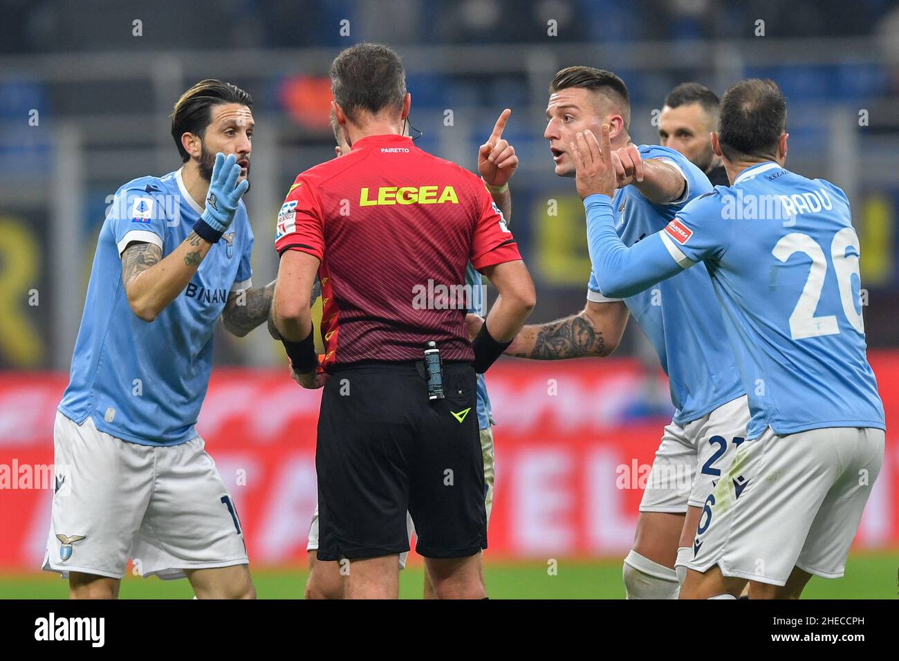 Mailand, Italien. 09th Januar 2022. Schiedsrichter Luca Pairetto überreicht Karten an die Frustration der Lazio-Spieler während des Serie-A-Spiels zwischen Inter und Lazio bei Giuseppe Meazza in Mailand. (Foto: Gonzales Photo/Alamy Live News Stockfoto