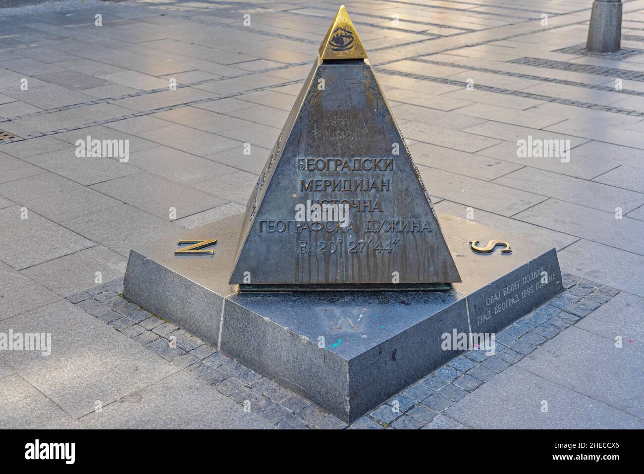 Belgrad, Serbien - 08. August 2021: Bronzepyramide mit Breiteund Längengrad-Koordinaten Landmark at City Centre. Stockfoto