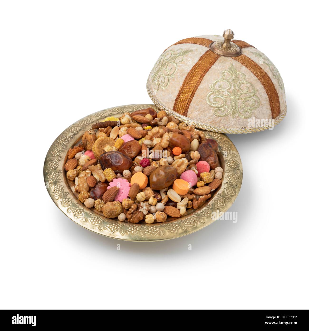 Traditionelle marokkanische Tagine mit Aschura-Keksen auf weißem Hintergrund Stockfoto
