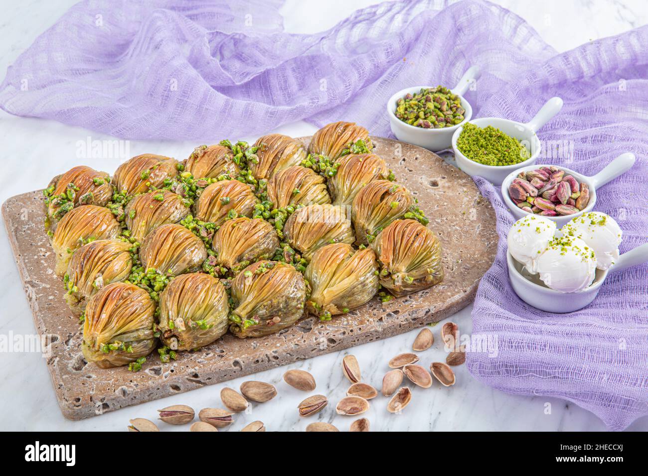 Türkische Midye Baklava ( Muschel Form Baklava ) mit grünem Pistazien-Pulver und Butter-Creme. Berühmte türkische Gaziantep Baklava-Sorten. Konzept von Stockfoto