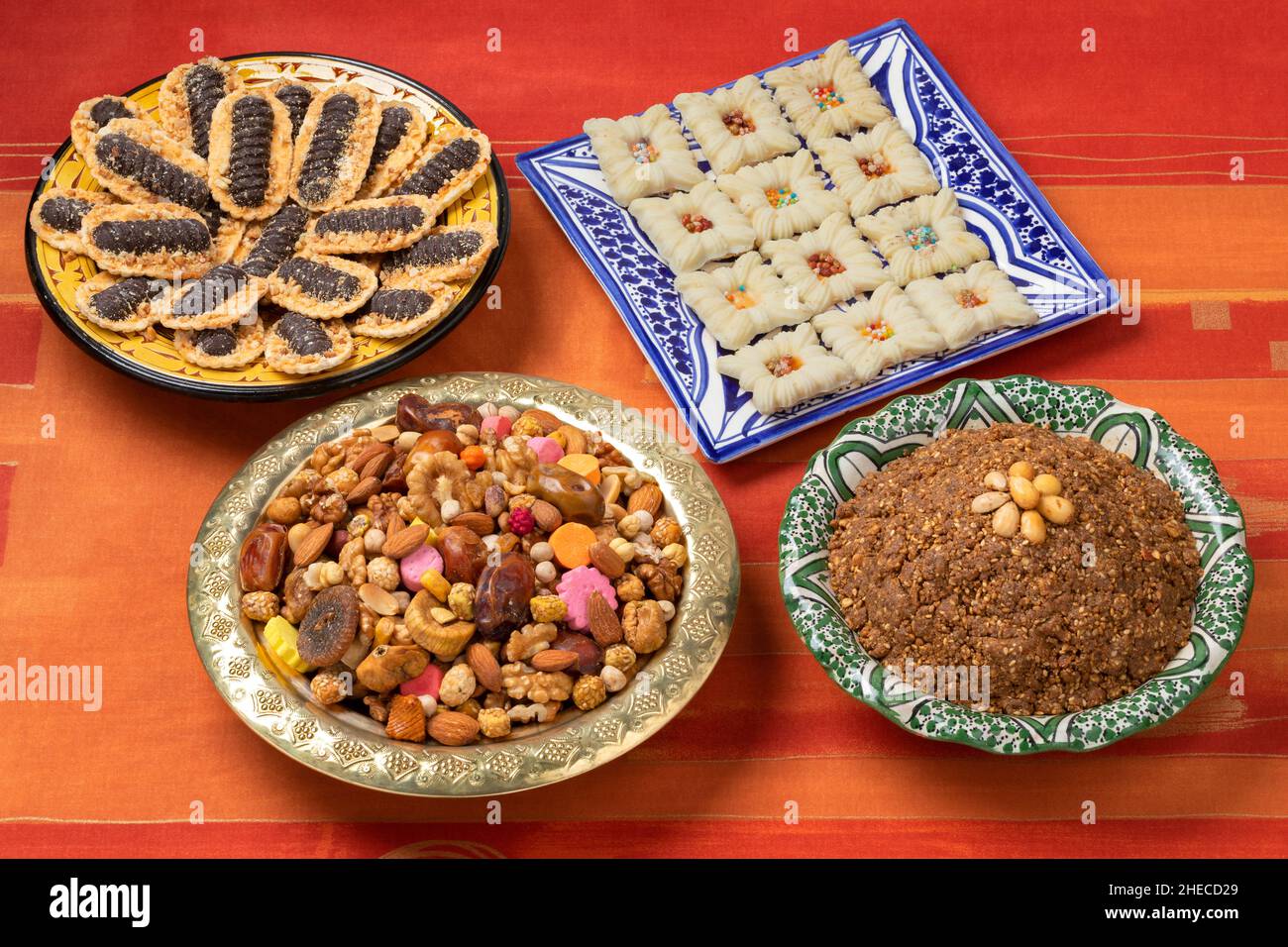 Traditionelle marokkanische Gerichte mit Ashura, Schokoladenkeksen und sellou auf dem Tisch Stockfoto
