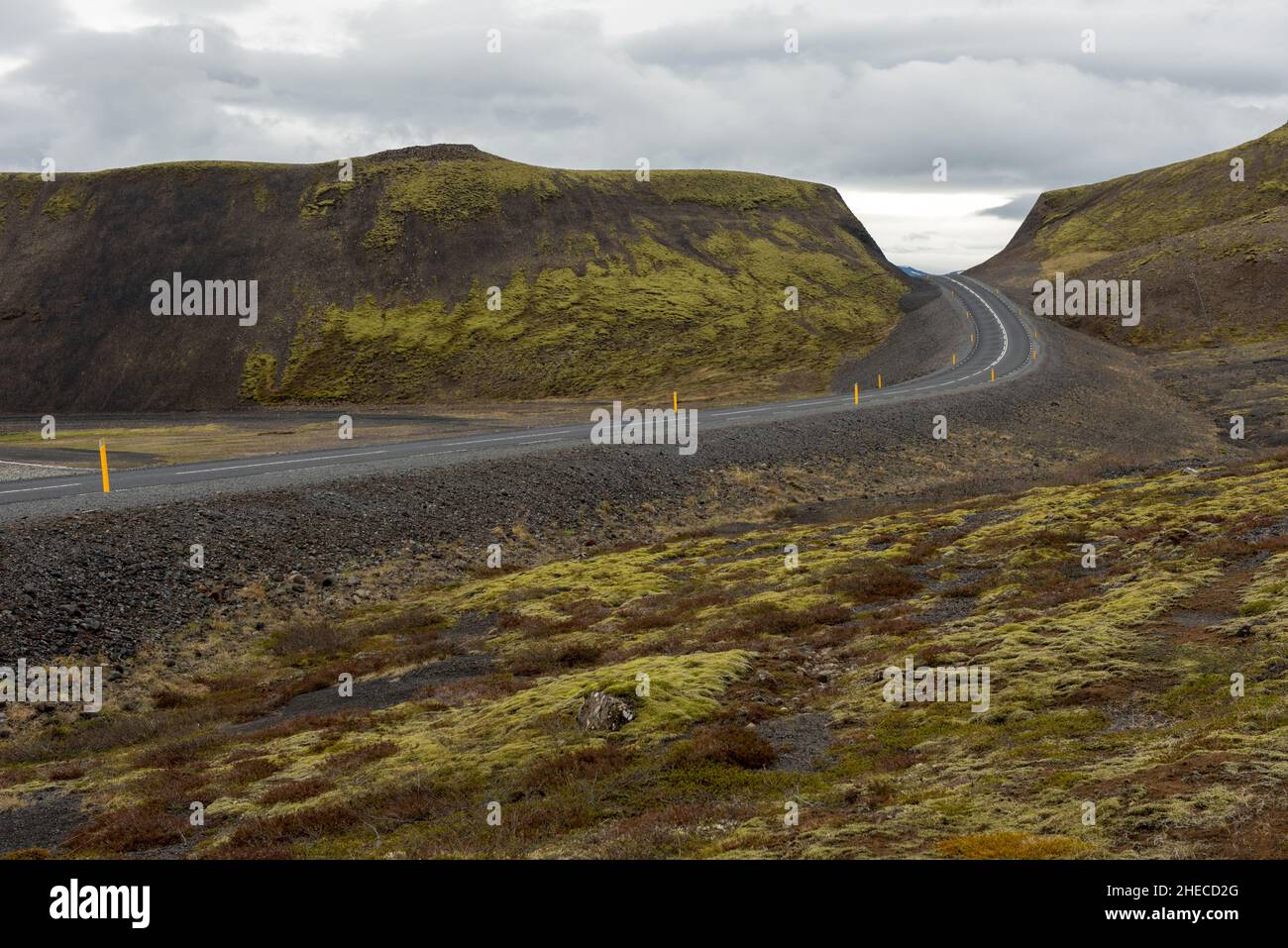 Isländische Straße durch Lavafelder und grünes Moos. Konzept der Reisefreiheit Stockfoto