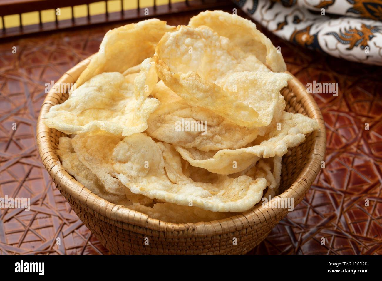 Korb mit frittiertem Emping, einer Art indonesischer Chips für einen Snack aus nächster Nähe Stockfoto