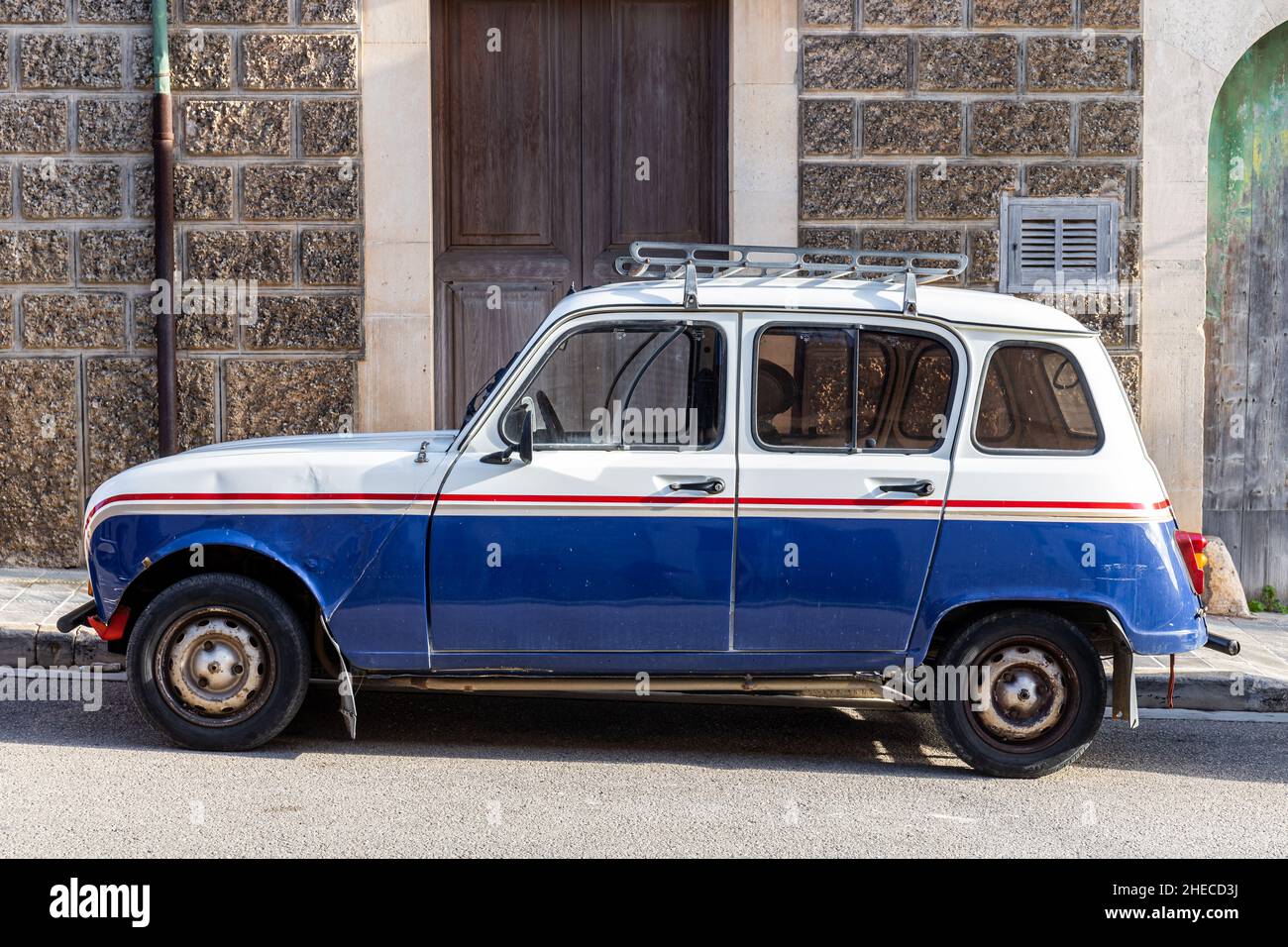 Renault 4, ebenfalls R4 oder 4L oder Quatrelle, mit Dachgepäckträger, in einer Stadt auf Mallorca, Mallorca, Balearen, Spanien Stockfoto
