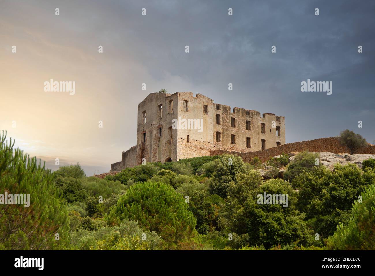 Ruine eines Hauses in Korsika in der Balagne ist der Sommer Stockfoto