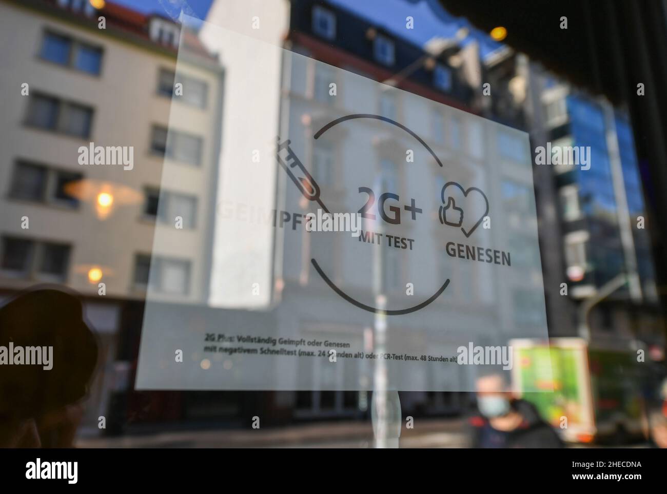 (220110) -- FRANKFURT, 10. Januar 2022 (Xinhua) -- das Foto vom 10. Januar 2022 zeigt ein Schild, das die Menschen über die „2G+“ Anti-Epidemie-Regeln gegen COVID-19 in einem Restaurant in Frankfurt, Deutschland, informiert. Die 7-tägige COVID-19-Inzidenzrate in Deutschland pro 100.000 Einwohner stieg weiter an und erreichte 375,7, gegenüber 362,7 am Vortag, berichtete das Robert Koch-Institut (RKI) für Infektionskrankheiten am Montag. Am vergangenen Freitag hatten sich die deutsche und die Landesregierung auf eine sogenannte 2G-plus-Regel für den Gastronomiebereich geeinigt, die den Zugang zu geimpften und wiedergeborgenen Menschen mit negativen Auswirkungen einschränkt Stockfoto