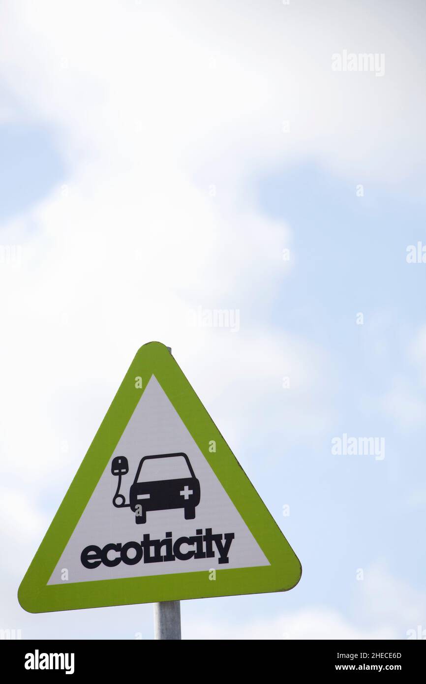 Ein Schild, das eine Ladestation für Elektrofahrzeuge bezeichnet Stockfoto