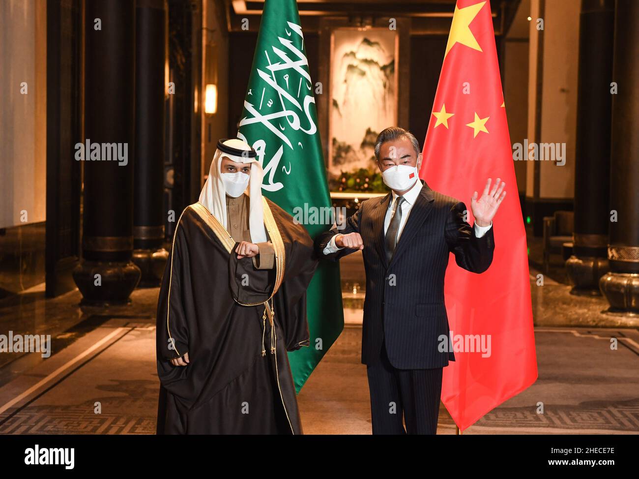 Nanjing, Chinas Provinz Jiangsu. 10th Januar 2022. Der chinesische Staatsrat und Außenminister Wang Yi führt Gespräche mit dem saudischen Außenminister Prinz Faisal bin Farhan Al Saud in Wuxi, der ostchinesischen Provinz Jiangsu, am 10. Januar 2022. Quelle: Ji Chunpeng/Xinhua/Alamy Live News Stockfoto