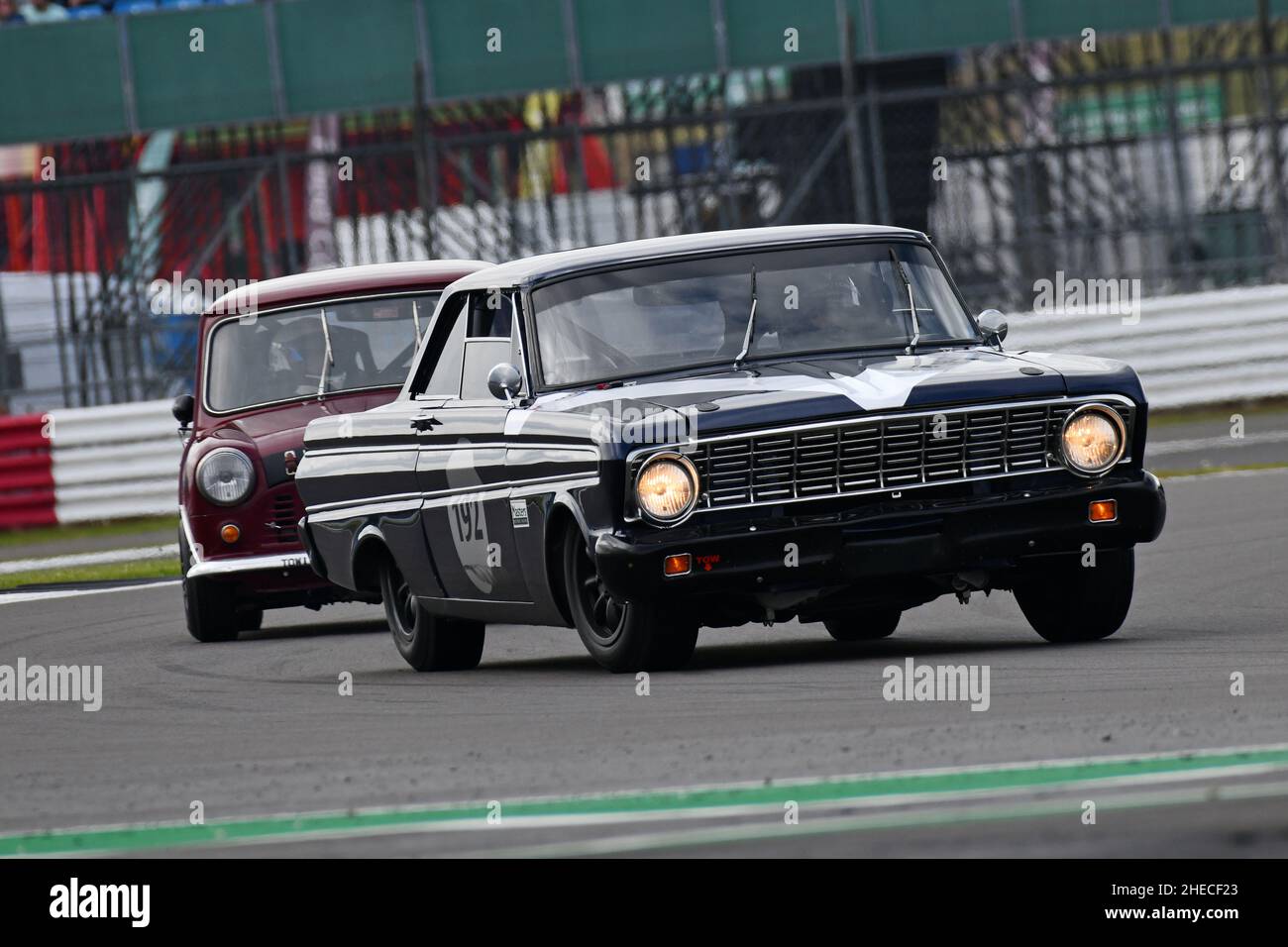 Julian Thomas, Callum Lockie, Ford Falcon, Touring Car Racing vom 1960s, ein 45-minütiges Rennen für ein oder zwei Fahrer mit einem obligatorischen Boxenstopp, Tran Stockfoto