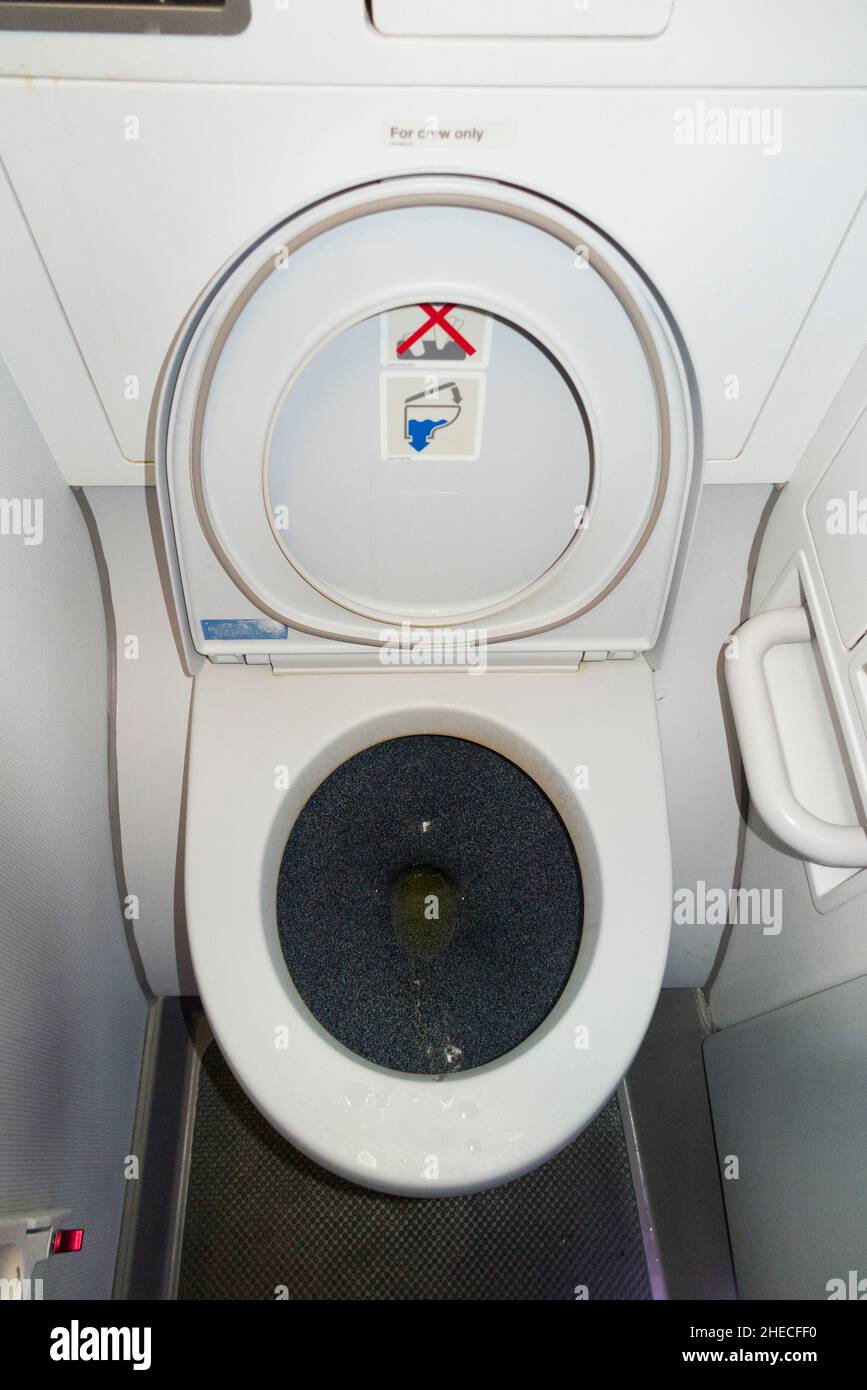 Toilette mit erhobenem Sitz/Toilette/Toilette eines Airbus A320-Flugzeugs auf einem Flugzeug-/Flugzeug-/Flugzeugflug. (128) Stockfoto