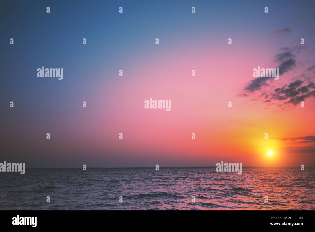 Seascape am frühen Morgen. Sonnenaufgang über dem Meer Stockfoto