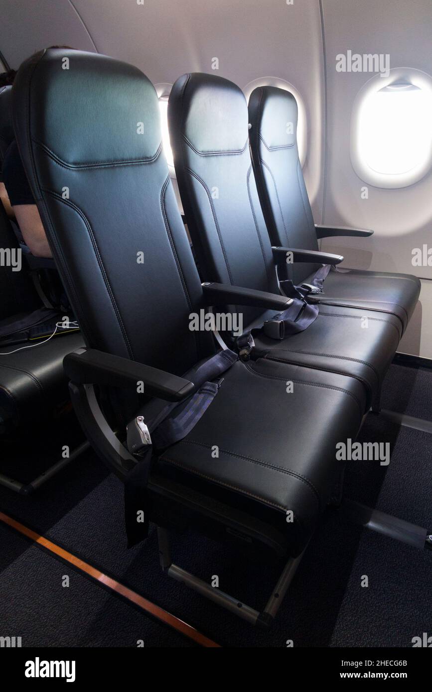 Leerer Sitzplatz / Reihe leerer Sitzplätze im Flugzeug A320 / A319 /  Flugzeug / Flugzeugkabine während eines Fluges. Das Flugzeug war zu 50 %  voll, also mit halber Kapazität. (128 Stockfotografie - Alamy