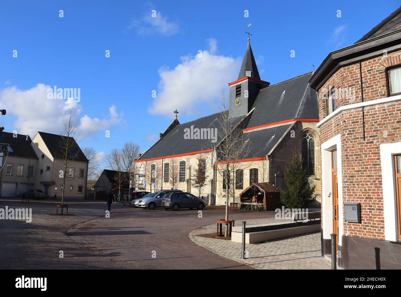 LEBBEKE, BELGIEN, 6. JANUAR 2022: Das Dorfzentrum und die St.-Martin-Kirche von Denderbelle bei Lebbeke in Flandern. Denderbelle ist ein Dorf im Osten Stockfoto