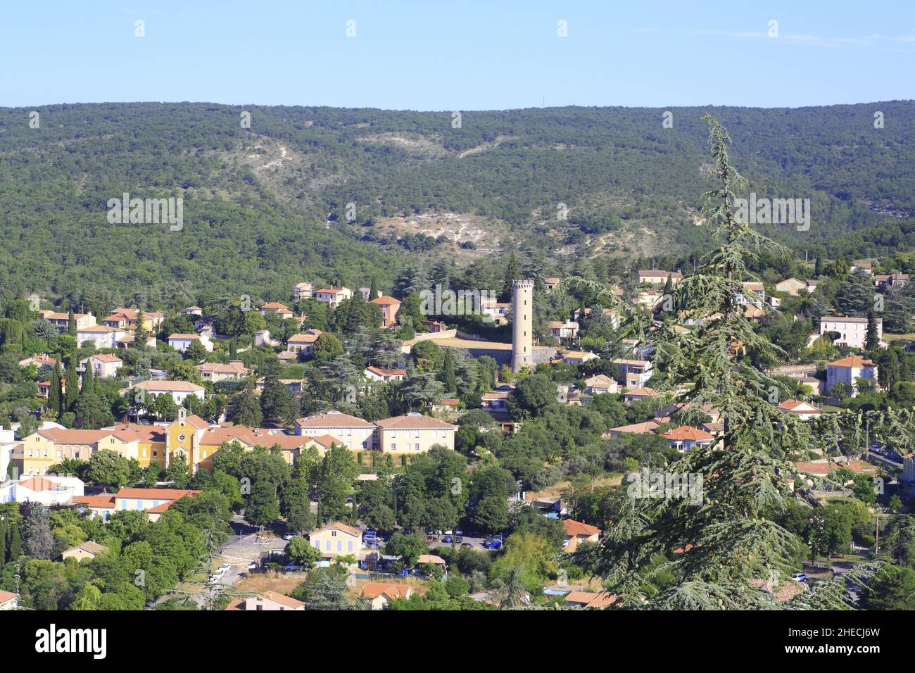 Frankreich, Alpes de Haute Provence, Forcalquier, Wasserturm aus dem Jahr 1930s (in Form eines Turms) und das Krankenhaus Saint Michel Forcalquier auf der linken Seite Stockfoto
