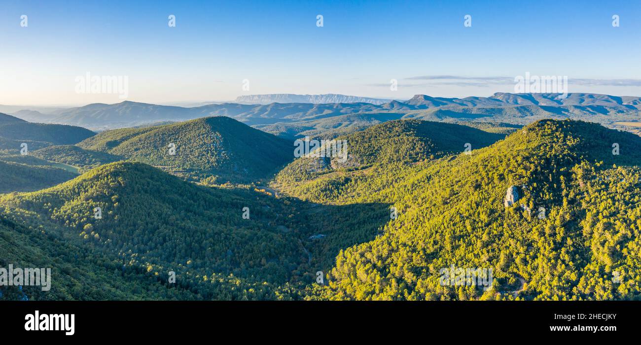 Frankreich, Var, regionaler Naturpark Sainte Baume, das Massif de la Sainte Baume, der Staatswald Sainte Baume und der Berg Sainte Victoire entfernt (Aeria Stockfoto
