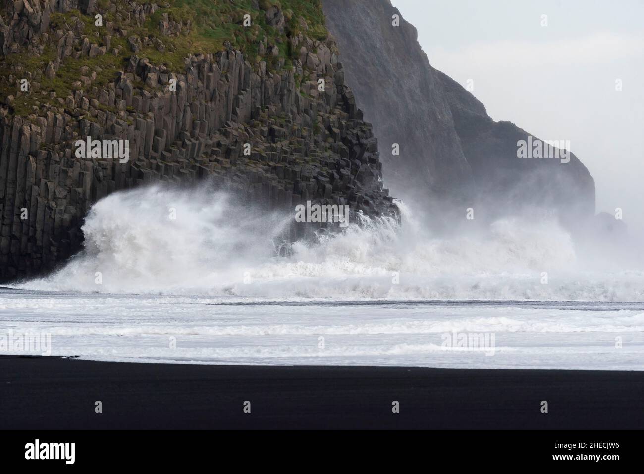 Island, Sudurland Region, Reynisfjara, Wellen auf der Basaltsäule, Sturm Stockfoto