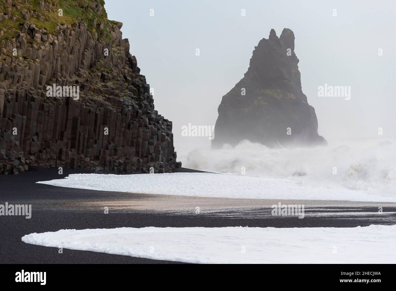 Island, Sudurland Region, Reynisfjara, Wellen auf der Basaltsäule, Sturm Stockfoto Island, Sudurland Region, Reynisfjara, Wellen auf der Basaltsäule, Sturm Stockfoto
