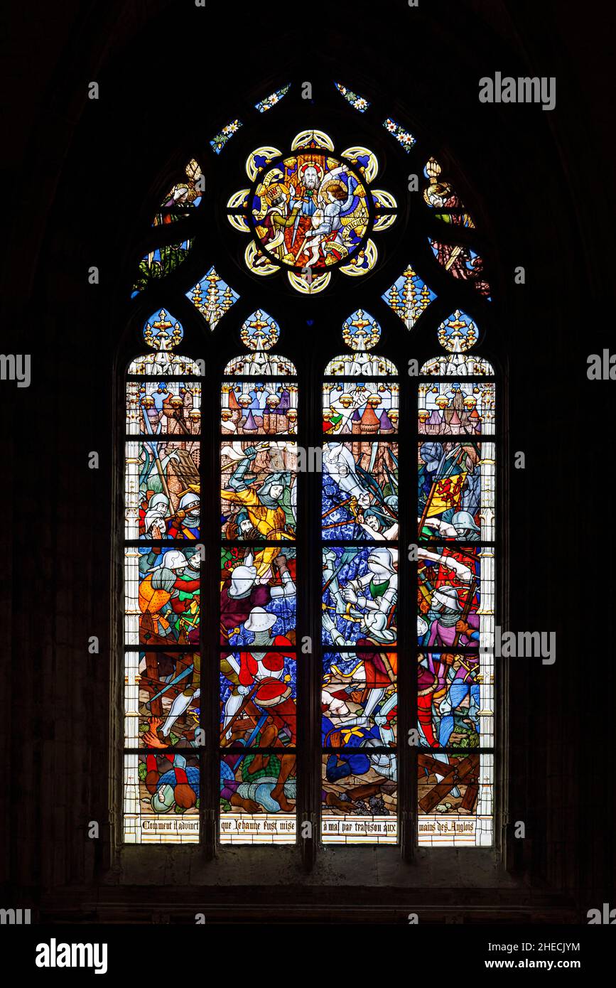 Frankreich, Loiret, Orleans, Ste Croix Kathedrale Buntglasfenster, die das Leben von Jeanne d'Arc illustrieren Stockfoto