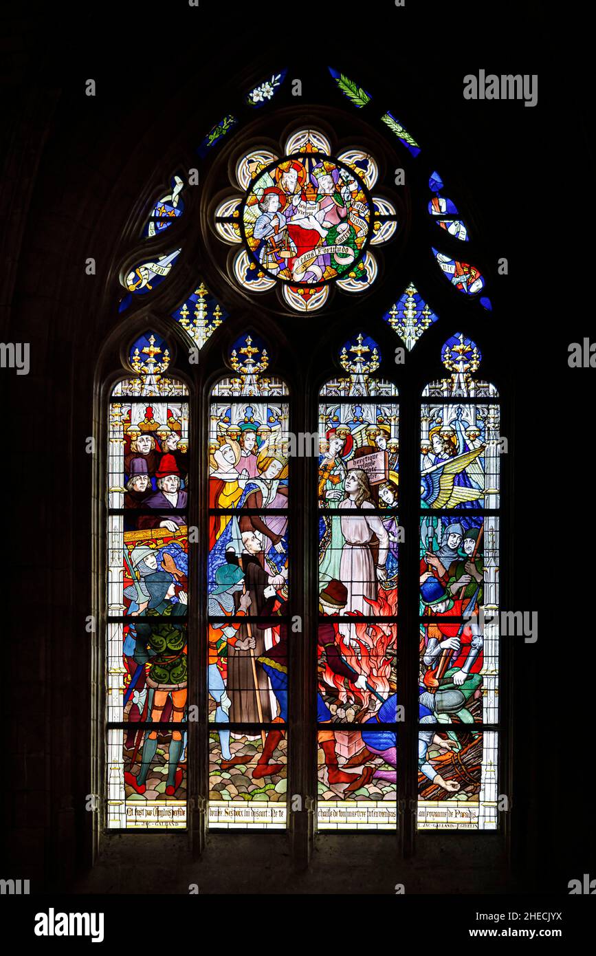 Frankreich, Loiret, Orleans, Jeanne d'Arc am Scheiterhaufen, Buntglasfenster der Kathedrale Ste Croix Stockfoto