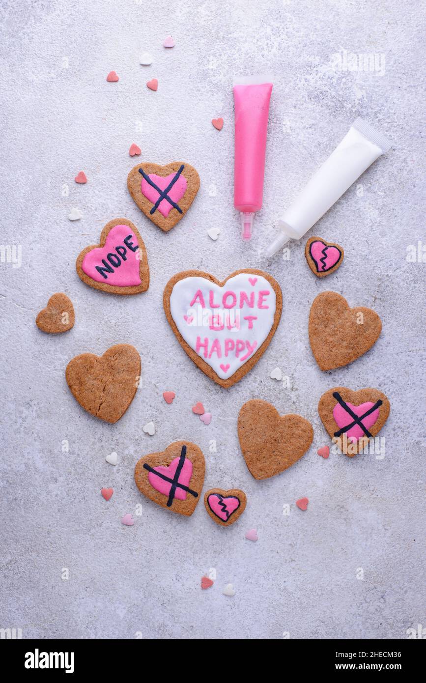 Anti-Valentinstag-Konzept. Cookies allein, aber glücklich. Stockfoto